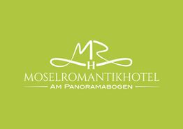 Grünes Logo des Moselromantikhotels mit geschwungenem weißen Schriftzug und Hut-Silhouette.