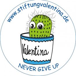 Kaktus mit Augen im Topf, Text: "www.stiftungvalentina.de, Valentina, NEVER GIVE UP".