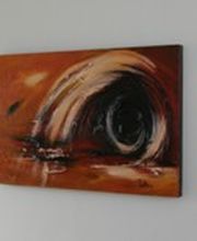 Ölgemälde mit abstrakter Welle auf orangebraunem Hintergrund an einer weißen Wand.