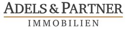 Logo von "Adels & Partner Immobilien" mit schwarzer Schrift und goldener Linie.