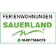 Ferienwohnungen Sauerland Logo mit Telefonnummer und grünem Text auf weißem Hintergrund.