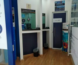 Sala pequena com caixas de atendimento, gavetas de depósito e porta com placa "Sala VIP".