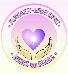 Zwei Hände halten ein lila Herz, umgeben von dem Text: "Jumaly-Heilung Herz zu Herz".