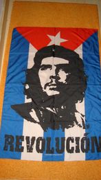 Flagge mit Porträt von Che Guevara, kubanischen Farben und dem Wort "Revolución".