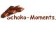 Stücke von Schokolade mit der Aufschrift "Schoko-Moments" auf weißem Hintergrund.