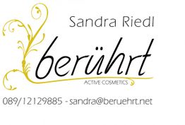 Logo mit dem Text "Sandra Riedl berührt ACTIVE COSMETICS" und Kontaktinformationen.