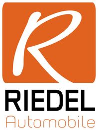 Logo von Riedel Automobile: Weißes "R" auf orangem Hintergrund mit Schriftzug darunter.