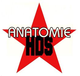 Roter Stern mit weißem Schriftzug "ANATOMIE" und schwarzer Schrift "HDS" im Vordergrund.
