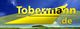Gelbes Logo "Tobermann.de" vor blauem Himmel mit grüner Landschaft und Hügel im Hintergrund.