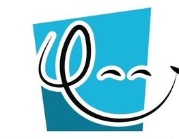 Logotipo estilizado con forma de cara sonriente sobre un fondo azul.