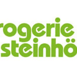 Logo der Drogerie Steinhölzli mit grünem Text und einem Blattmotiv rechts oben.