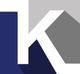 Buchstabe 'K' in Blau, Weiß und Grau, mit geometrischen Formen im Hintergrund.
