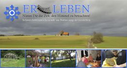 Landschaft mit Haus, Text "ERLEBEN: Nimm Dir die Zeit, den Himmel zu betrachten!" oben.