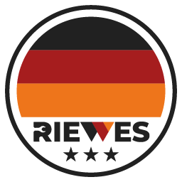 Kreis mit deutschen Farben, darunter Schrift "RIEWES" und drei Sterne.
