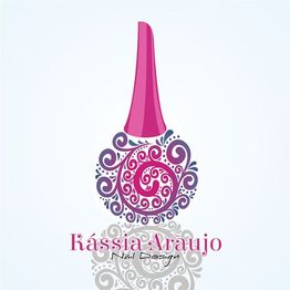 Frasco de esmalte decorado com arabescos em tons de rosa e roxo. Texto: Kássia Araujo, Nail Design.