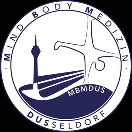 Logo der Mind Body Medizin Düsseldorf, dunkelblau-weiß mit Turm und menschlicher Figur.