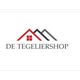 Logo van De Tegeliershop met een rood en zwart dakpictogram en tekst.