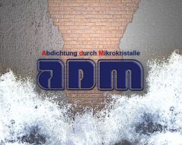 Eine Wand, unten Wasser, mit Text: "Abdichtung durch Mikrokristalle, adm" in blauen Buchstaben.