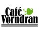Logo mit Text "Café Vorndran" und grünem Blattmotiv. Schwarz-weiße Schrift mit Unterstrichen.