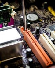 Wartung und Pflege des Mainboards. Ein wichtiger Punkt ist auch das richtige Einstellen des Mainboards. Da sollten Sie sich auf einen Fachmann Ihres Vertrauens verlassen, bei falscher Einstellung kann es zu schweren Fehlern des gesamten Computers kommen.