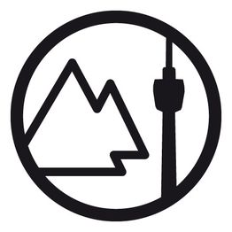 Schwarz-weißes Logo mit Berg- und Turmsymbol in einem Kreis.