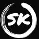 Logo noir et blanc avec "SK" entouré d'un cercle peint.