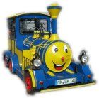 Buntes, lächelndes Spielzeugauto in Form einer Lokomotive mit Gesicht und gelben Details.