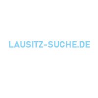 Text in Hellblau: "LAUSITZ-SUCHE.DE" auf weißem Hintergrund.