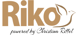 Logo mit Schriftzug "Riko powered by Christine Riffel", eine fliegende Taube als Designelement.