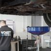 Voigt Automobile Blick in die Werkstatt mit aufgebocktem Auto