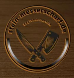 Logo mit Messern und Text: "stein-messerschart.de Regional-Service" auf Holzoptik.