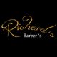 El texto dice: "Richard's Barber's" con letras doradas sobre fondo negro.