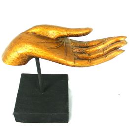 Goldene Handskulptur auf schwarzem Sockel, zeigt eine Hand mit ausgestreckten Fingern.