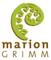 Grünes Farnmotiv über den Wörtern "marion GRIMM".