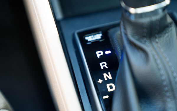 Innenraum eines Autos, Nahaufnahme eines Schaltknaufs für Automatikgetriebe.