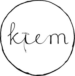 De tekst "kiem" met scheutje als punt op de "i", in een handgetekende cirkel.