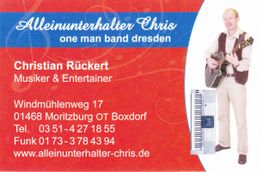 Visitenkarte: Alleinunterhalter mit Gitarre und Keyboard. Kontaktinfos und Website in Rot-Blau Design.