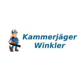 Kammerjäger-Maskottchen mit Helm und Werkzeug neben dem Schriftzug "Kammerjäger Winkler".