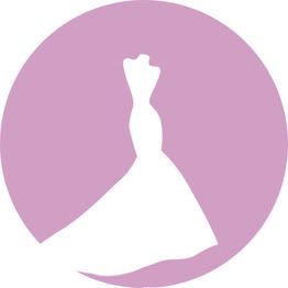 Schattenbild eines weißen Kleids auf einem rosa Hintergrund, abstrahiert und elegant.