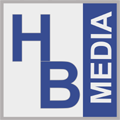 Logo mit den Buchstaben "H B" in Blau und "MEDIA" vertikal daneben, auf grauem Hintergrund.