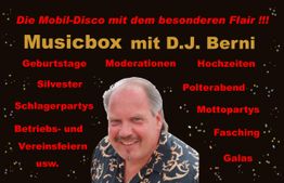 Ein Mann vor einem Hintergrund mit Text über DJ-Dienstleistungen für Feiern und Veranstaltungen.