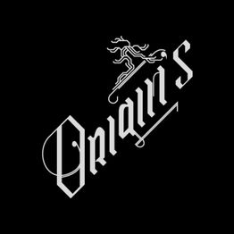 Texte stylisé "Origins" avec un arbre au-dessus, sur fond noir.