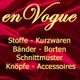 Roter Hintergrund, Text: en Vogue, Stoffe, Kurzwaren, Bänder, Borten, Schnittmuster, Knöpfe, Accessoires.