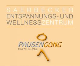 Schild mit Text: Saerbecker Entspannungs- und Wellnesszentrum, Logo "Pausengong".