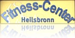 Schild mit blauem Text "Fitness-Center Heilsbronn" auf gelbem Hintergrund mit Spiegelung.