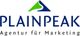 Logo mit grün-blauem Bergsymbol, Text: "PLAINPEAK Agentur für Marketing".