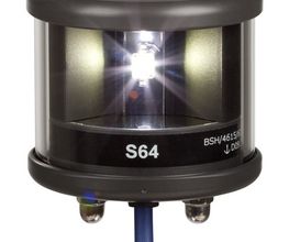 LED Hecklicht der Serie S64 mit BSH-Zulassung für Schiffe bis 50 m Länge. Korpus aus seewasserbeständigem Aluminium, mit Hart-Elox-Beschichtung, Farbe graphitgrau. In den Farben Standard, Messing, Weiß und Nickel erhältlich.