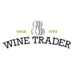 Logo mit Schriftzug "WINE TRADER" und drei Weinfässern, Text: Seit 1993.