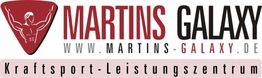 Logo von Martins Galaxy, Kraftsport-Leistungszentrum, mit Gewichtheber-Symbol.