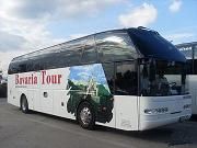 Ein Reisebus mit der Aufschrift "Brazila Tour" steht auf einem Parkplatz.